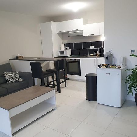 Appartement A Floirac Avec 2 Chambres, Un Parking Prive, Une Terrasse, A 5 Minutes En Voiture De L'Arkea Arena De Bordeaux Exterior photo