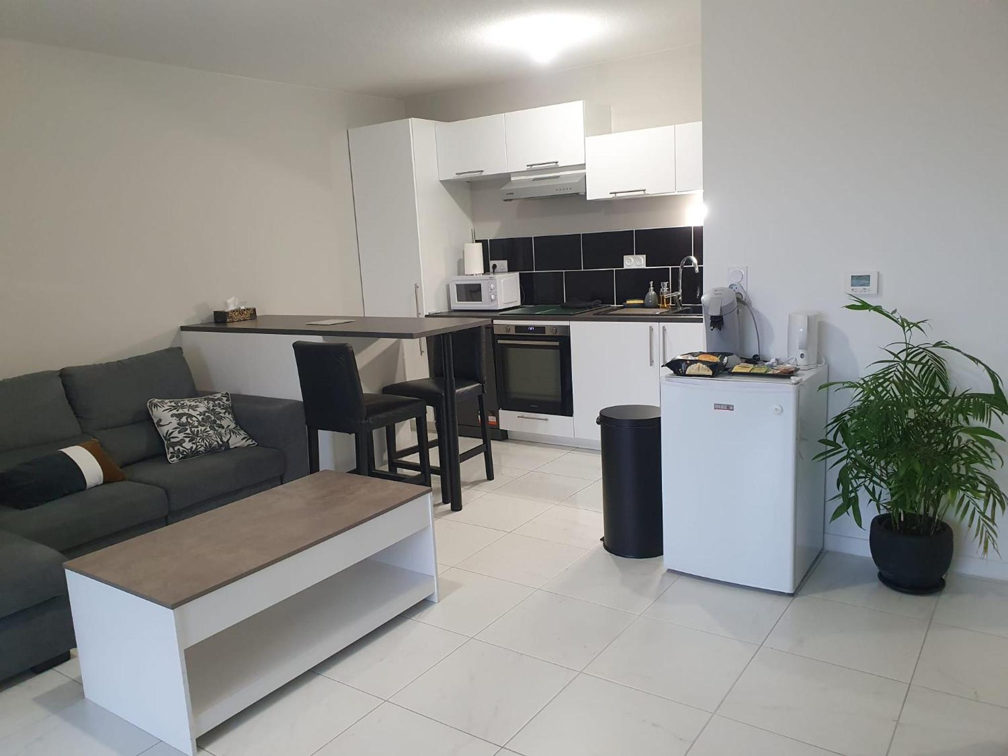 Appartement A Floirac Avec 2 Chambres, Un Parking Prive, Une Terrasse, A 5 Minutes En Voiture De L'Arkea Arena De Bordeaux Exterior photo