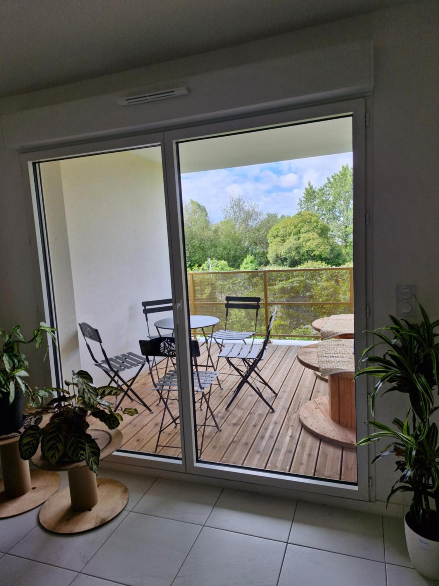 Appartement A Floirac Avec 2 Chambres, Un Parking Prive, Une Terrasse, A 5 Minutes En Voiture De L'Arkea Arena De Bordeaux Exterior photo